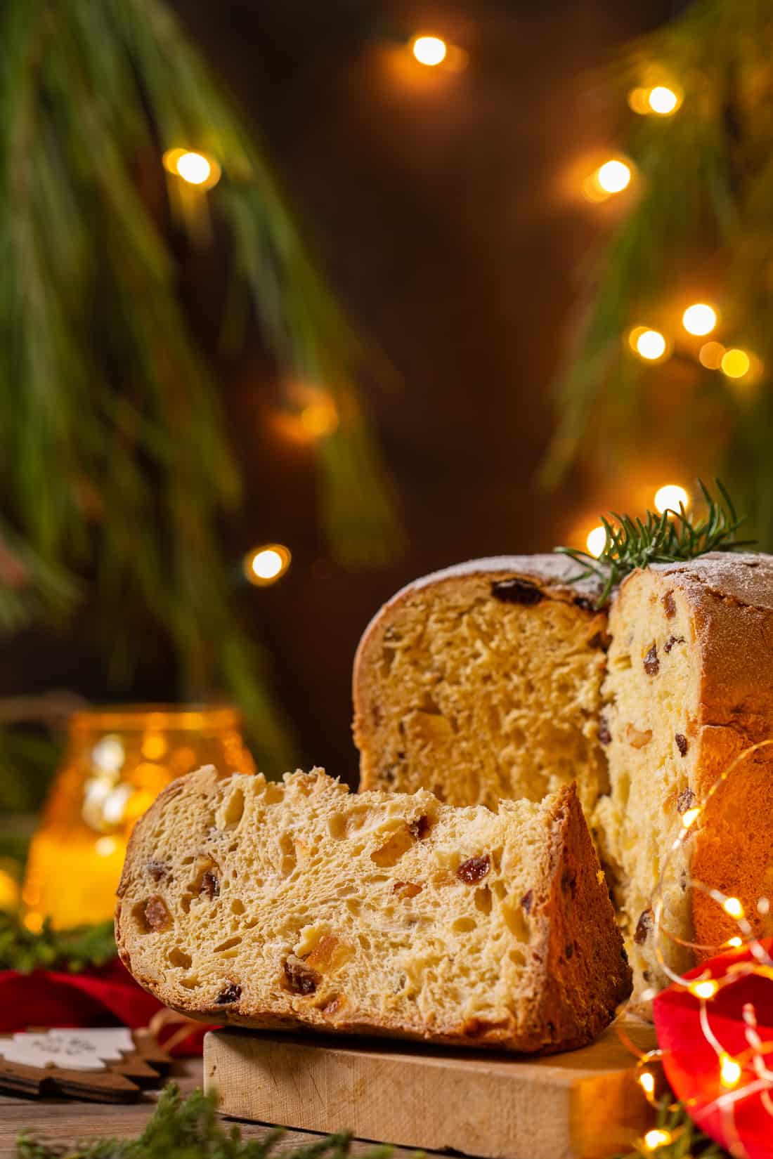 Panetone fatiado com decoração natalina ao fundo