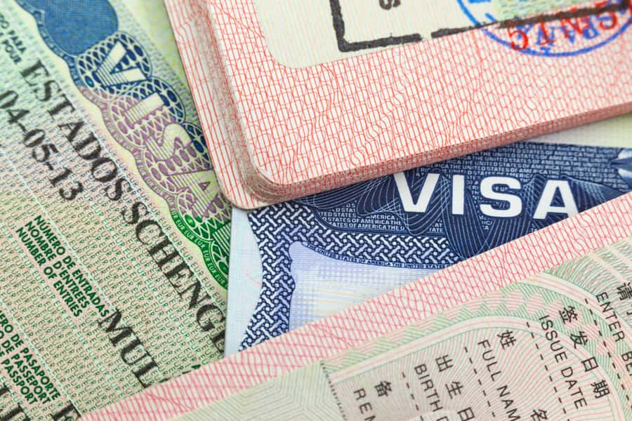 Passaporte americano e formulários de imigração sobre uma mesa