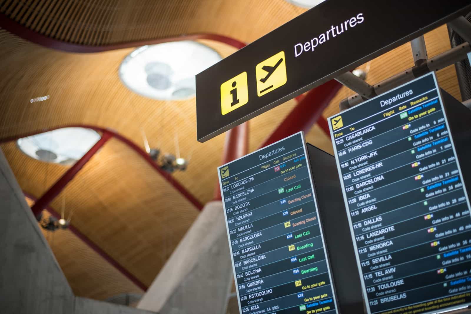 Painel de partidas em aeroporto, com informações de voos e portões