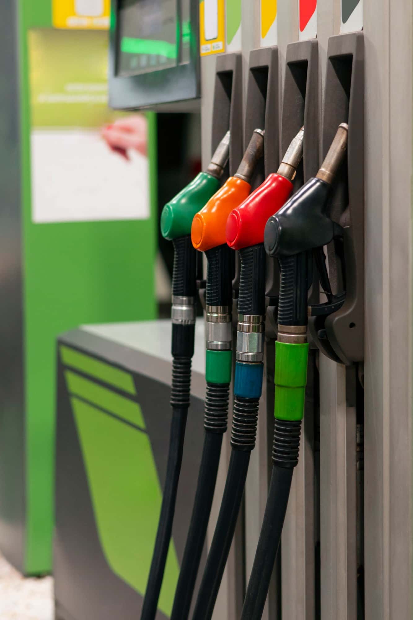 Bicos de bomba de combustível coloridos em um posto de gasolina