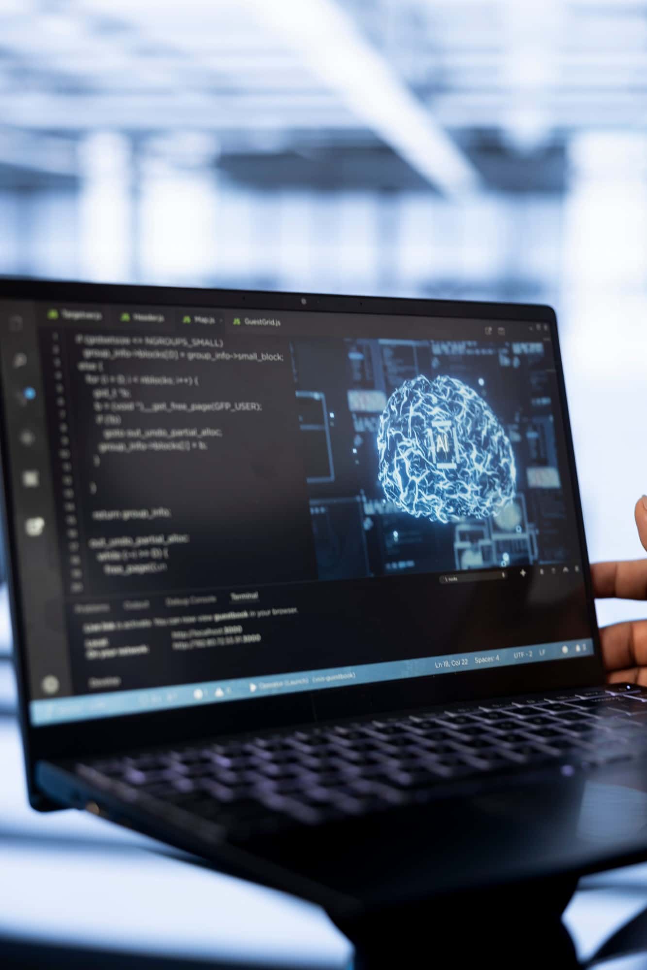 Laptop com holograma de inteligência artificial na tela